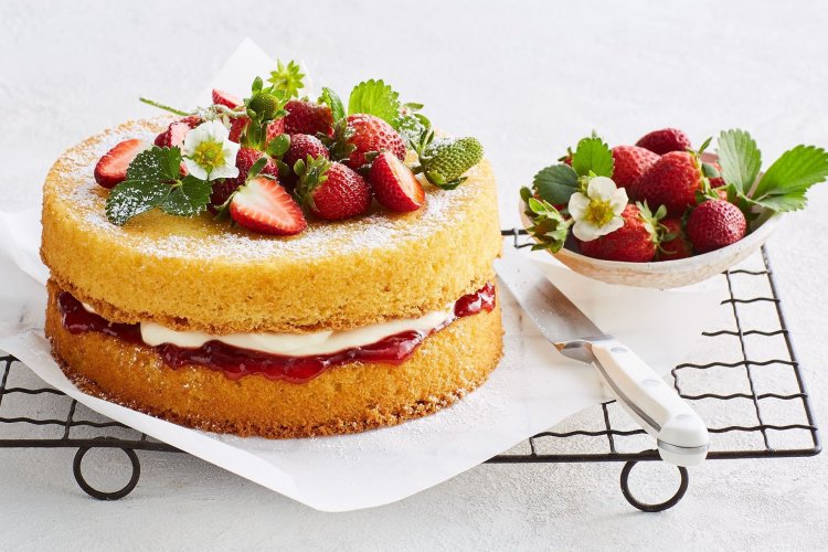 This image has an empty alt attribute; its file name is victoriasandwichcake-144224-1720000043.jpg